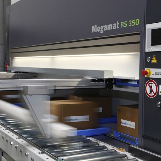 Das Kardex-Kolli-Kommissioniersystem ist ausgerichtet für Sortimente mit mindestens 300 bis 500 Produkten. (Bild: Kardex Remstar) Das Kardex-Kolli-Kommissioniersystem ist ausgerichtet für Sortimente mit mindestens 300 bis 500 Produkten. (Bild: Kardex Remstar)