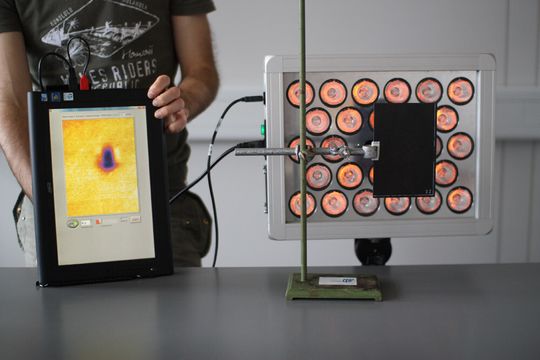 Material- und Beschichtungsprüfung: Tracer bei der Qualitätsprüfung eines Kohlefaserbauteils (Foto: Winterthur Instruments)