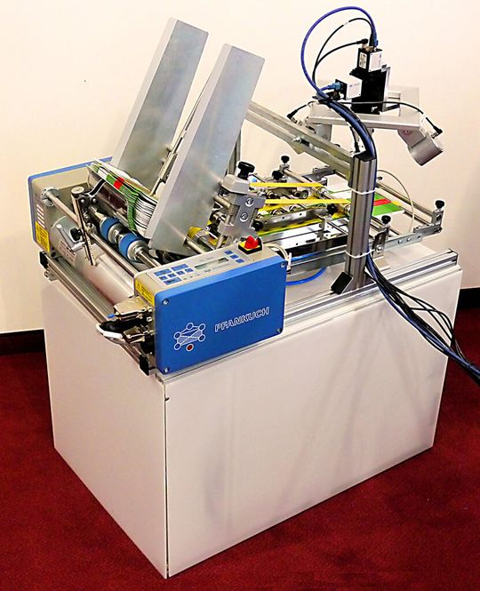 Oberflächen inspizieren: Das System an einem Feeder für die Inline-Inspektion während der Förderung geprägter Kartons mit einer Rate von 10 Stück pro Sekunde (Foto: in-situ)