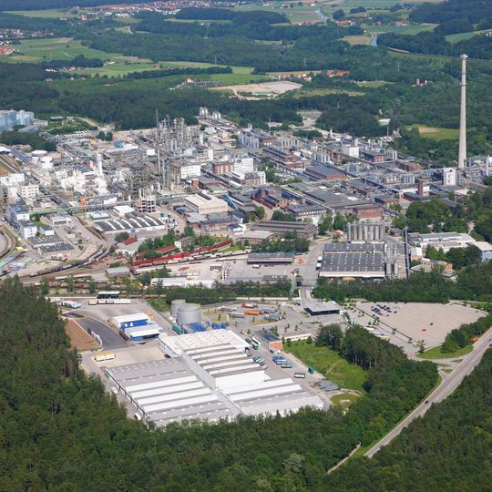 Der Industriepark Gendorf ist ein Park im wahrsten Sinne des Wortes: 25 Hektar Freifläche stehen rundherum noch zur Verfügung. (Bild: Infraserv Gendorf) Der Industriepark Gendorf ist ein Park im wahrsten Sinne des Wortes: 25 Hektar Freifläche stehen rundherum noch zur Verfügung. (Bild: Infraserv Gendorf)