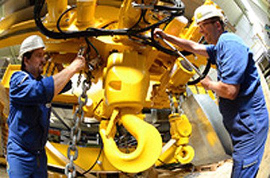 JDN-Hydraulikspezialist Ewald Sawitzki (links) und Kranexperte Frank Teichert bereiten den Kran am Wittener JDN-Stammsitz für die Auslieferung nach Norwegen vor. (Bild: JDN) JDN-Hydraulikspezialist Ewald Sawitzki (links) und Kranexperte Frank Teichert bereiten den Kran am Wittener JDN-Stammsitz für die Auslieferung nach Norwegen vor. (Bild: JDN)