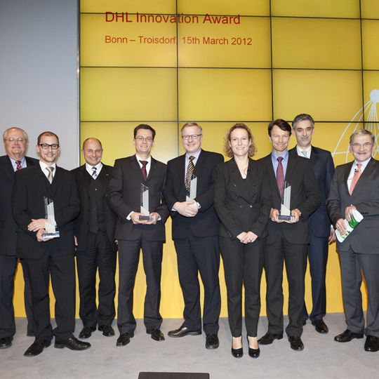 Glückliche Gewinner: Neben Renault wurden auch Dr. Tobias Reggelin vom Fraunhofer-Institut Fabrikbetrieb und -automatisierung IFF, Prof. Dr. Lauri Ojala und Mitarbeiter Frank Josefiak, Technical Director der Agheera GmbH geehrt. (Bild: Deutsche Post DHL) Glückliche Gewinner: Neben Renault wurden auch Dr. Tobias Reggelin vom Fraunhofer-Institut Fabrikbetrieb und -automatisierung IFF, Prof. Dr. Lauri Ojala und Mitarbeiter Frank Josefiak, Technical Director der Agheera GmbH geehrt. (Bild: Deutsche Post DHL)