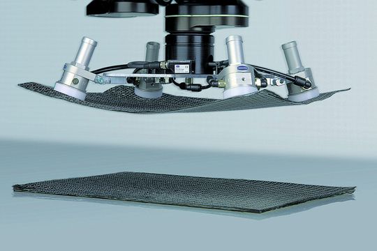 Durch den hohen Volumenstrom werden die porösen CF-Textilien sicher gegriffen. (Bild: J. Schmalz)