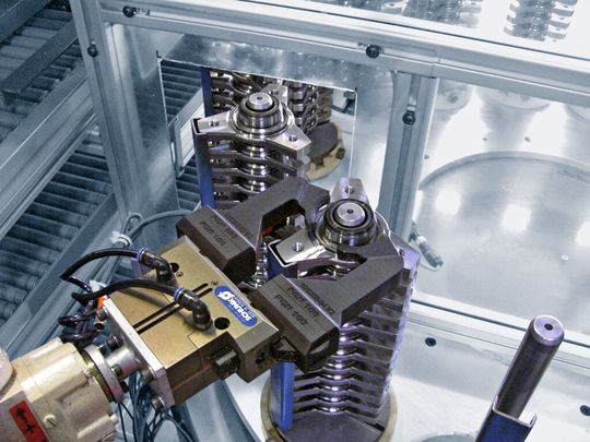 Die additiv gefertigten Greiferfinger lassen sich individuell an das Werkstück angepassen. (Bild: Schunk)