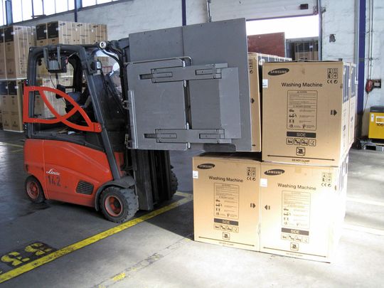 Bild 1: Kartonklammern von Gabelstaplern sollen beim Heben der Ladung nur so viel Druck auf die Verpackung ausüben, dass ein Durchrutschen verhindert wird. (Bild: Kaup) Bild 1: Kartonklammern von Gabelstaplern sollen beim Heben der Ladung nur so viel Druck auf die Verpackung ausüben, dass ein Durchrutschen verhindert wird. (Bild: Kaup)