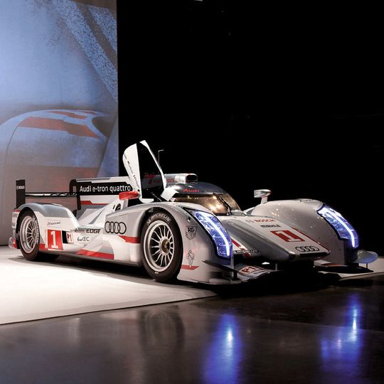 Der Audi R18 e-tron quattro ist der erste Rennwagen von Audi, der nicht mehr ausschließlich von einem Verbrennungsmotor beschleunigt wird Der Audi R18 e-tron quattro ist der erste Rennwagen von Audi, der nicht mehr ausschließlich von einem Verbrennungsmotor beschleunigt wird