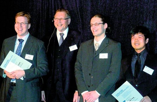 Die Gewinner des EFB-Projektpreises 2012, der von Michael Engels, Wilfried Jakob, Präsident des EFB, an Dieter Weise und Zongru Yang verliehen wurde (v.l.n.r.). (Bild: Kuhn) Die Gewinner des EFB-Projektpreises 2012, der von Michael Engels, Wilfried Jakob, Präsident des EFB, an Dieter Weise und Zongru Yang verliehen wurde (v.l.n.r.). (Bild: Kuhn)