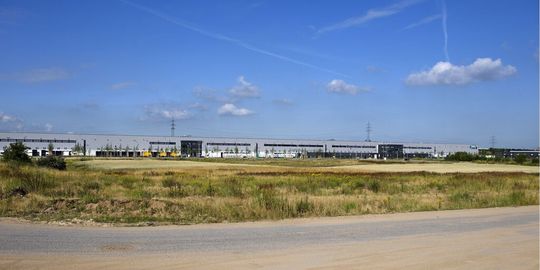 Logistik im Westen: Im Logistikzentrum Rhein-Ruhr wickelt die Vaillant Group ihre Kundenaufträge ab. Das Zentrum wurde im Juli 2009 am Standort Neuss eröffnet. Jetzt investiert das Unternehmen in die Logistikstrukturen in Osteuropa. (Bild: Vaillant Group) Logistik im Westen: Im Logistikzentrum Rhein-Ruhr wickelt die Vaillant Group ihre Kundenaufträge ab. Das Zentrum wurde im Juli 2009 am Standort Neuss eröffnet. Jetzt investiert das Unternehmen in die Logistikstrukturen in Osteuropa. (Bild: Vaillant Group)