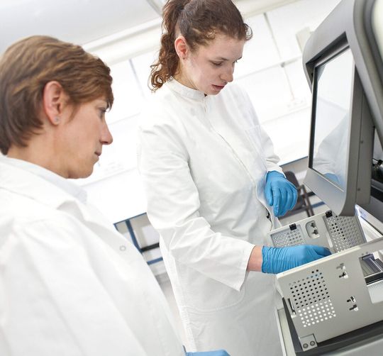 Der neue Sequenzierer am DSMZ kann im Schnitt mehr als 3.100 Basen ununterbrochen lesen und eine komplexe, mikrobielle Genomsequenzierung in einem Tag abschließen, die zuvor eine Woche oder länger dauerte. (Bild: DSMZ/ Marek Kruszewski) Der neue Sequenzierer am DSMZ kann im Schnitt mehr als 3.100 Basen ununterbrochen lesen und eine komplexe, mikrobielle Genomsequenzierung in einem Tag abschließen, die zuvor eine Woche oder länger dauerte. (Bild: DSMZ/ Marek Kruszewski)