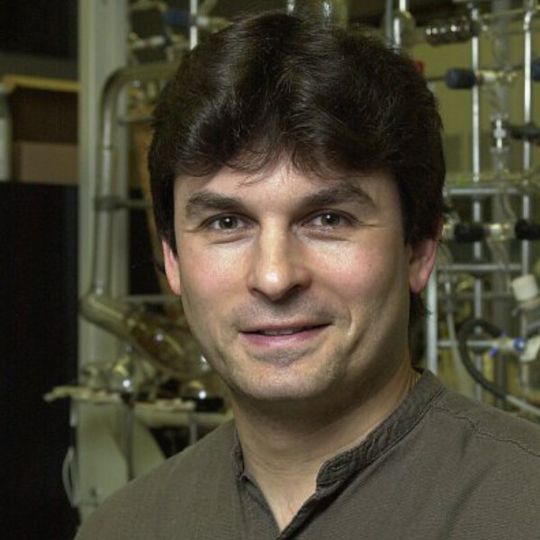 Richard B. Kerner: „Unsere Forschungen zeigen, dass neue Superkondensatoren mit Graphen-Elektroden ebenso viel Energie speichern wie konventionelle Akkus, sich aber hundert- oder tausendmal schneller laden und entladen lassen.“ (Bild: UCLA)