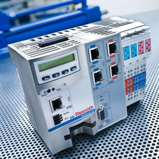 Die IndraMotion MLC unterstützt fein skalierbar sowohl zentrale als auch dezentrale Steuerungsarchitekturen. (Bild: Bosch Rexroth) Die IndraMotion MLC unterstützt fein skalierbar sowohl zentrale als auch dezentrale Steuerungsarchitekturen. (Bild: Bosch Rexroth)