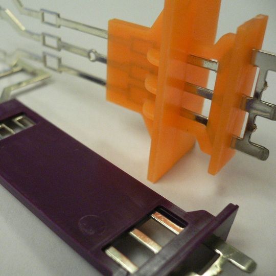 Umspritzte Steckerkontakte (Bild: KIL)