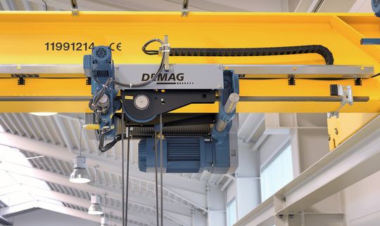 Ein wesentlicher Vorteil der Energieführungskette gegenüber einem konventionellen Schleppkabel liegt in den vergrösserten Durchfahr-Freimassen. Ein wesentlicher Vorteil der Energieführungskette gegenüber einem konventionellen Schleppkabel liegt in den vergrösserten Durchfahr-Freimassen.