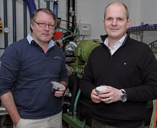 Christian Bach (links) und Dr. Patrik Soltic besprechen am Motorenprüfstand die Versuchsergebnisse der katalytischen Beschichtung von Kolben. (Bild: Empa) Christian Bach (links) und Dr. Patrik Soltic besprechen am Motorenprüfstand die Versuchsergebnisse der katalytischen Beschichtung von Kolben. (Bild: Empa)