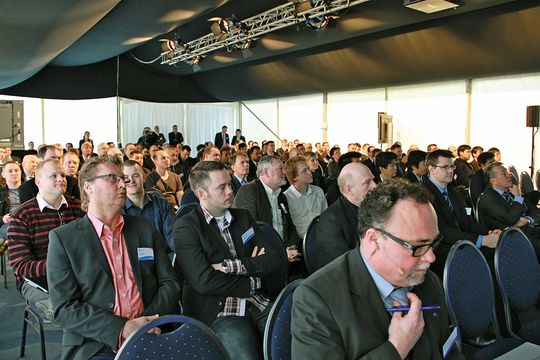 153 Gäste aus 26 Ländern kamen zur Eröffnung des neuen Kautex-Technikums in Bonn und der zweitägigen Open-House-Veranstaltung. (Bild: Haubert) 153 Gäste aus 26 Ländern kamen zur Eröffnung des neuen Kautex-Technikums in Bonn und der zweitägigen Open-House-Veranstaltung. (Bild: Haubert)