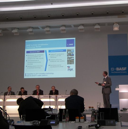 Dr. Tilo Habicher, Integration Inge watertechnologies, zeigte auf der gestrigen Forschungspressekonferenz von BASF, wie Kunststoff-Membranen Keime, Bakterien und sogar Viren aus dem Wasser filtern können. (Bild: Process/Tobias Hüser) Dr. Tilo Habicher, Integration Inge watertechnologies, zeigte auf der gestrigen Forschungspressekonferenz von BASF, wie Kunststoff-Membranen Keime, Bakterien und sogar Viren aus dem Wasser filtern können. (Bild: Process/Tobias Hüser)