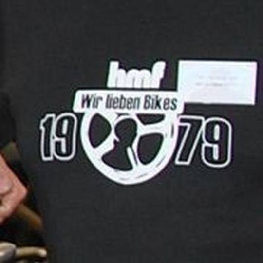 Seit 1979 gibt es hmf Motorräder. 2012 wird an neuem Standort Gas gegeben. Seit 1979 gibt es hmf Motorräder. 2012 wird an neuem Standort Gas gegeben.