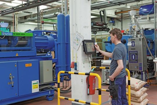 Mit einem MES können die Betriebe alle Daten aus der Produktion und angrenzenden Prozessen erheben und auswerten. Damit haben sie eine umfassende Informationsbasis für Entscheidungen. (Bild: MPDV) Mit einem MES können die Betriebe alle Daten aus der Produktion und angrenzenden Prozessen erheben und auswerten. Damit haben sie eine umfassende Informationsbasis für Entscheidungen. (Bild: MPDV)
