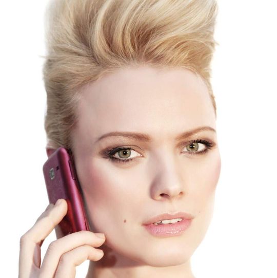 Das deutsche Topmodell Franziska Knuppe hat das Samsung Wave bereits am Ohr. Das deutsche Topmodell Franziska Knuppe hat das Samsung Wave bereits am Ohr.