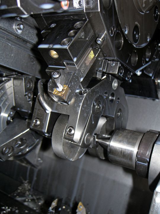 Das tangential arbeitende Seitenrollwerkzeug B15 K von Wagner sorgt für eine prozesssichere Rändelung auf einem exzentrischen Drehteil aus hochfestem Edelstahl. (Bild: Wagner)