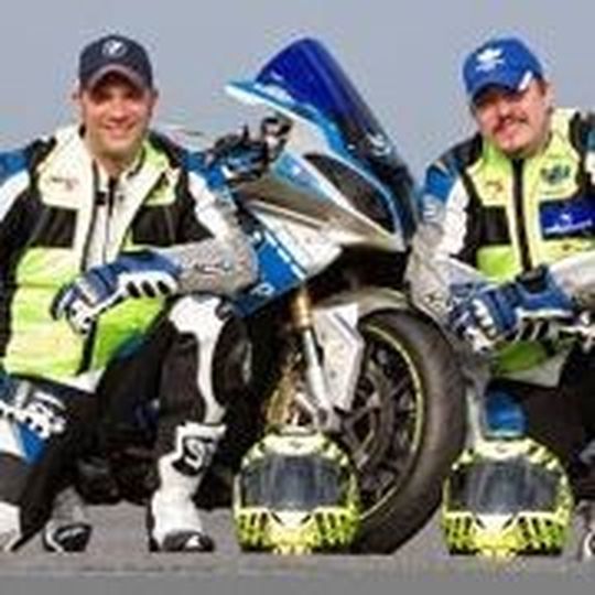 Die „Rennkommissare“ Peter Göb und Rick Lowag mit ihrer BMW S 1000 RR. (Foto: Rennleitung #110) Die „Rennkommissare“ Peter Göb und Rick Lowag mit ihrer BMW S 1000 RR. (Foto: Rennleitung #110)