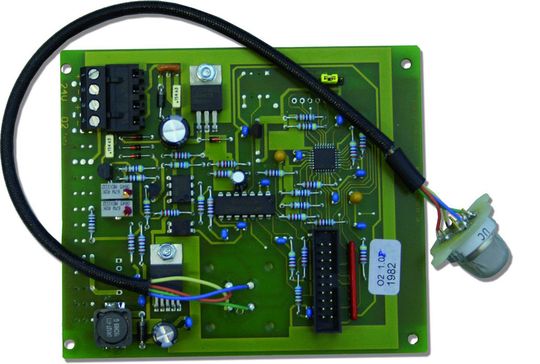 Der Sensor kann entweder direkt auf dem PCB in einem Flowgehäuse oder alternativ mit einem bis zu 5 m langen Kabel montiert werden Der Sensor kann entweder direkt auf dem PCB in einem Flowgehäuse oder alternativ mit einem bis zu 5 m langen Kabel montiert werden