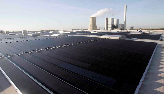 Volkswagen setzt für seine Stromversorgung immer mehr auf erneuerbare Energien, außer auf Photovoltaik auch auf Windstrom und Wasserkraft. (Bild: Volkswagen AG) Volkswagen setzt für seine Stromversorgung immer mehr auf erneuerbare Energien, außer auf Photovoltaik auch auf Windstrom und Wasserkraft. (Bild: Volkswagen AG)