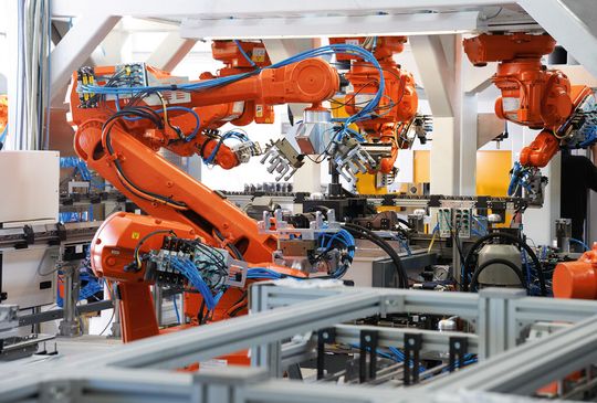 Die Knickarmroboter übernehmen die Bauteile und legen sie in einen Werkstückträger. (Bild: Bosch Rexroth)