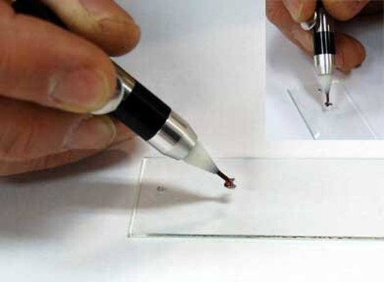 Der Probenstift Micro Touchpick Pen hilft dabei eine statische Mikroprobe aufzunehmen und auf den Objektträger abzusetzen. (Bild: S.T. Japan Europe) Der Probenstift Micro Touchpick Pen hilft dabei eine statische Mikroprobe aufzunehmen und auf den Objektträger abzusetzen. (Bild: S.T. Japan Europe)