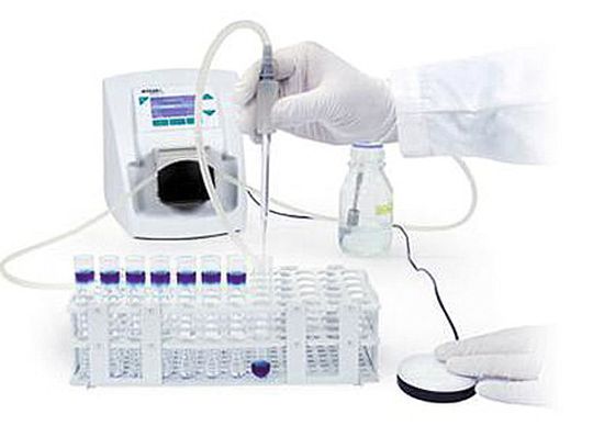 Dose It ist eine intuitiv programmierbare Peristaltikpumpe, welche das Dispensieren von Kulturmedien, Pufferlösungen und anderen Flüssigkeiten deutlich vereinfacht. (Bild: Integra) Dose It ist eine intuitiv programmierbare Peristaltikpumpe, welche das Dispensieren von Kulturmedien, Pufferlösungen und anderen Flüssigkeiten deutlich vereinfacht. (Bild: Integra)