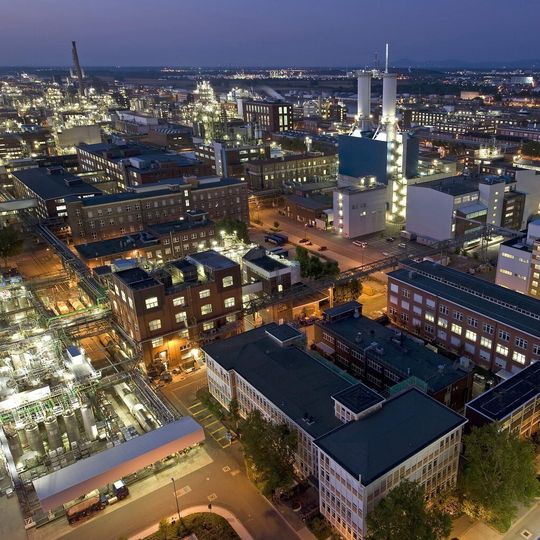 Das Herz der BASF-Gruppe ist die BASF SE mit ihrem Stammwerk in Ludwigshafen am Rhein. Mit über 200 chemischen Produktionsbetrieben, vielen hundert Labors, Technika, Werkstätten und Büros ist es der größte zusammenhängende Industriekomplex Europas. (Bild: BASF) Das Herz der BASF-Gruppe ist die BASF SE mit ihrem Stammwerk in Ludwigshafen am Rhein. Mit über 200 chemischen Produktionsbetrieben, vielen hundert Labors, Technika, Werkstätten und Büros ist es der größte zusammenhängende Industriekomplex Europas. (Bild: BASF)