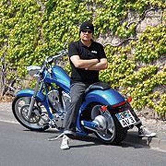 Der Autor Tom Müller bei seiner Testfahrt mit dem Honda-Chopper. Der Autor Tom Müller bei seiner Testfahrt mit dem Honda-Chopper.