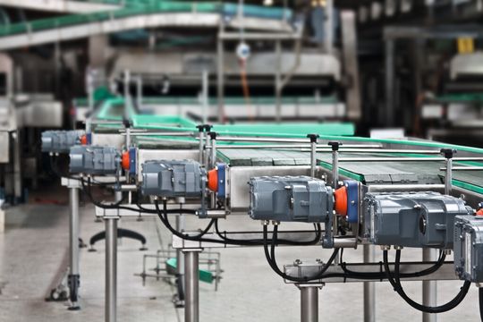 Aufgrund der SNI-Technologie benötigt das mechatronische Antriebssystem Movigear nur eine durchgeschleifte Leitung für Energieversorgung und Kommunikation. Diese dezentralen Antriebe beanspruchen weit weniger Schaltschrankplatz als herkömmliche Lösungen. (Bild: SEW-Eurodrive)