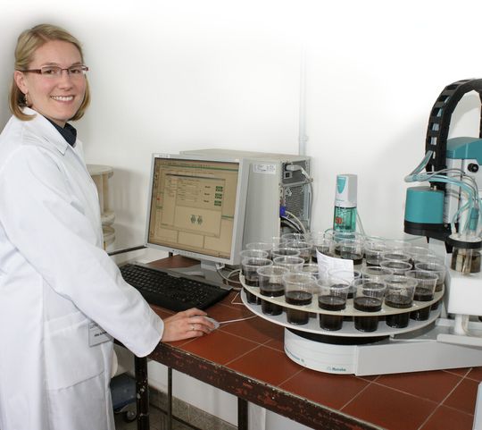 Abb. 1: Hilke Schulte aus dem Labor „Spezielle anorganische Analytik (Boden, Kompost)“ am tiamo-gesteuerten pH-Messsystem. (Bild: LUFA NRW) Abb. 1: Hilke Schulte aus dem Labor „Spezielle anorganische Analytik (Boden, Kompost)“ am tiamo-gesteuerten pH-Messsystem. (Bild: LUFA NRW)