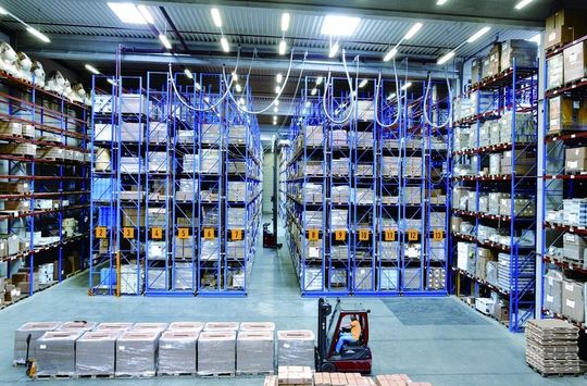 Beim Einsatz von Verschieberegalanlagen kommen die Anwender mit rund 50% weniger Lagerfläche aus als bei Standardregalen. Bild: Meta-Regalbau Beim Einsatz von Verschieberegalanlagen kommen die Anwender mit rund 50% weniger Lagerfläche aus als bei Standardregalen. Bild: Meta-Regalbau