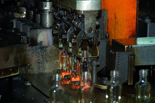 Glasproduktion in der Glashütte Wisthoff. Das Unternehmen beliefert Markenartikler der Branchen Pharmazie, Kosmetik und Spirituosen. Bild: Metso Minerals Glasproduktion in der Glashütte Wisthoff. Das Unternehmen beliefert Markenartikler der Branchen Pharmazie, Kosmetik und Spirituosen. Bild: Metso Minerals