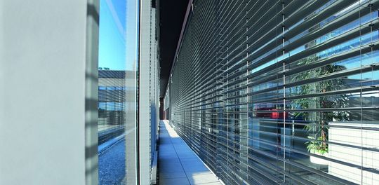 Optimale Isolierung im Kundencenter durch die Doppelverglasung der Fassade, die das volle Tageslicht und die gleichzeitig entstehende Sonnenwärme nutzt. (Bild: Arburg) Optimale Isolierung im Kundencenter durch die Doppelverglasung der Fassade, die das volle Tageslicht und die gleichzeitig entstehende Sonnenwärme nutzt. (Bild: Arburg)