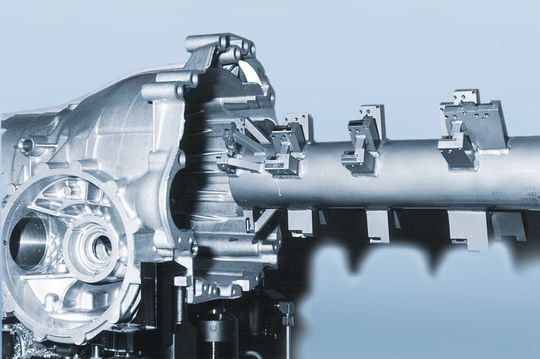 Der Hauptzug für die Bohrung an einem Getriebegehäuse verdeutlicht die Effizienzsteigerung durch Kombinationswerkzeuge: Die bisherige Bearbeitung mit einer Reihenbohrstange dauerte 70 s, die neue Bearbeitung mit einem Kombinationswerkzeug mit bis zu 20 Schneiden nur 8 s. (Bild: Mapal)