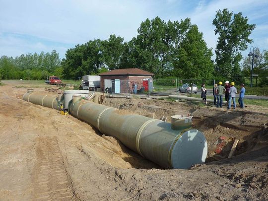 180 m3 Schmutzwasser fasst der Staukanal aus GFK-Wickelrohr, der dem Pumpwerk Lehmweg vorgeschaltet ist. (Bild: Amitech) 180 m3 Schmutzwasser fasst der Staukanal aus GFK-Wickelrohr, der dem Pumpwerk Lehmweg vorgeschaltet ist. (Bild: Amitech)