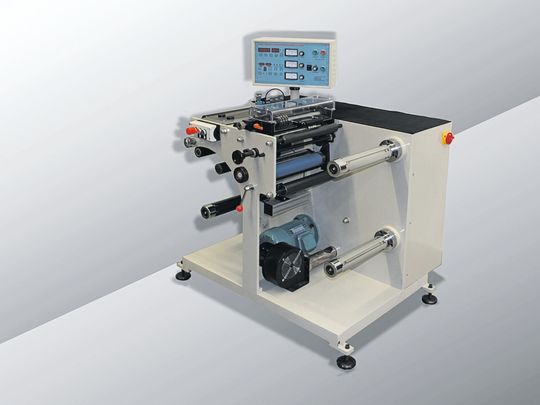 Die kompakte Umroll- und Schneidemaschine CMC-US320 umrollt und schneidet bis zu einer Bahnbreite von 320 mm. Bild: CMC Maschinenbau Die kompakte Umroll- und Schneidemaschine CMC-US320 umrollt und schneidet bis zu einer Bahnbreite von 320 mm. Bild: CMC Maschinenbau