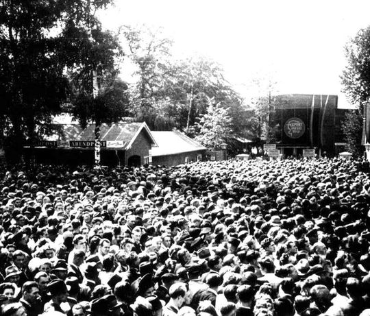 Tausende von Menschen drängten sich auf der Export-Messe 1947 Hannover – die Hannover Messe war geboren (Deutsche Messe AG) Tausende von Menschen drängten sich auf der Export-Messe 1947 Hannover – die Hannover Messe war geboren (Deutsche Messe AG)