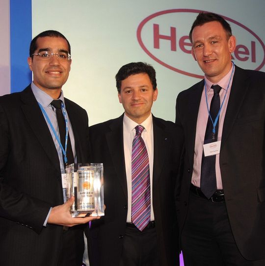 Die Preisverleihung nahe London (von links) Aziz Mabrouki (Henkel), Graham Chipchase (Rexam Vorstandsvorsitzender), Mark Sowerby (Henkel). (Bild: Henkel) Die Preisverleihung nahe London (von links) Aziz Mabrouki (Henkel), Graham Chipchase (Rexam Vorstandsvorsitzender), Mark Sowerby (Henkel). (Bild: Henkel)
