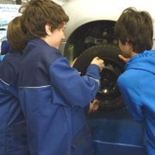 Die Schüler lernten die verschiedenen Tätigkeiten in einem Kfz-Betrieb kennen. (Foto: Innung Mittelfranken)