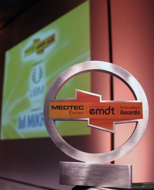 Die Gewinner des erstmalig veranstalteten «Medtec EMDT Innovation Award 2012» wurden am Abend des zweiten Messetages ausgezeichnet – unter anderem Erdmann Design aus Brugg mit dem Analysegerät «Epionics Spine». (Bild: UBM Canon) Die Gewinner des erstmalig veranstalteten «Medtec EMDT Innovation Award 2012» wurden am Abend des zweiten Messetages ausgezeichnet – unter anderem Erdmann Design aus Brugg mit dem Analysegerät «Epionics Spine». (Bild: UBM Canon)