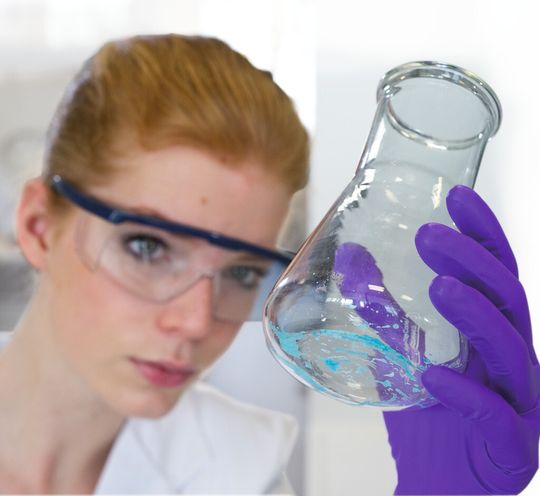 Abb.1: Prüfender Blick während der Arbeit – welche Rückstände befinden sich im Glas? Abb.1: Prüfender Blick während der Arbeit – welche Rückstände befinden sich im Glas?