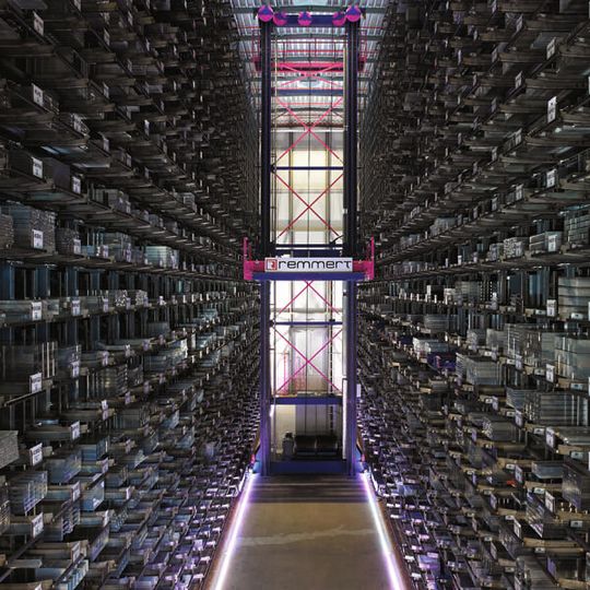 Rund 2100 Ladeträger wird die Langguteinheit des neuen Wabenlagers bei Astrup umfassen. Das Bild zeigt ein vergleichbares System. (Bild: Remmert) Rund 2100 Ladeträger wird die Langguteinheit des neuen Wabenlagers bei Astrup umfassen. Das Bild zeigt ein vergleichbares System. (Bild: Remmert)