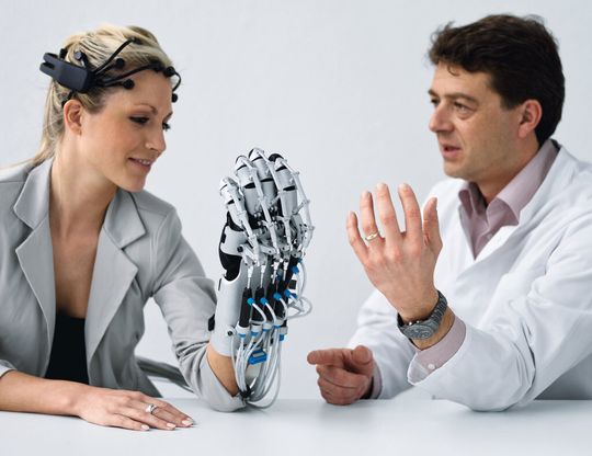 Zusammen mit einem Brain Computer Interface unterstützt die servopneumatische „ExoHand“ Schlaganfall-Patienten mit Lähmungserscheinungen bei der Rehabilitation Zusammen mit einem Brain Computer Interface unterstützt die servopneumatische „ExoHand“ Schlaganfall-Patienten mit Lähmungserscheinungen bei der Rehabilitation