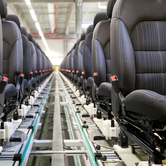Just-in-Time ins Nachbarwerk: Johnson Controls fertigt am Standort Kecskemét Sitze für die ebenfalls im Ort produzierte B-Klasse von Mercedes-Benz. Just-in-Time ins Nachbarwerk: Johnson Controls fertigt am Standort Kecskemét Sitze für die ebenfalls im Ort produzierte B-Klasse von Mercedes-Benz.