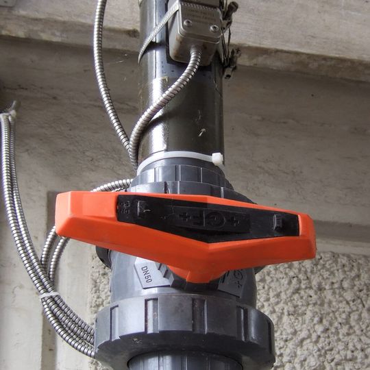 Clamp-On-Ultraschallsensoren zur eingriffsfreien Schallgeschwindigkeitsmessung an der Befüllleitung für Natriumhypochlorit im Schoeller-Werk am Standort Hard. Clamp-On-Ultraschallsensoren zur eingriffsfreien Schallgeschwindigkeitsmessung an der Befüllleitung für Natriumhypochlorit im Schoeller-Werk am Standort Hard.