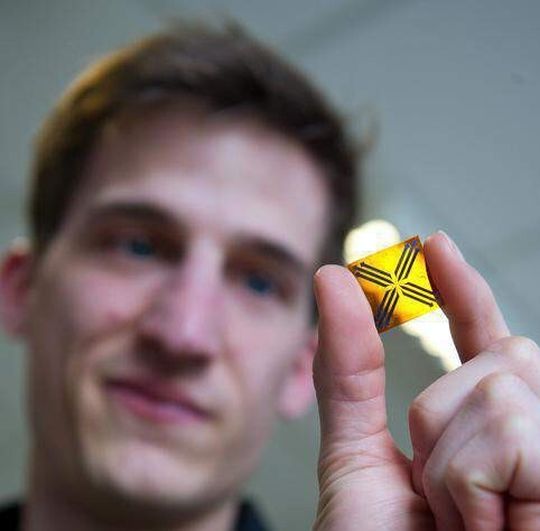 Für die industrielle Anwendung ist der Chip zwar noch nicht genau genug – Professor Schütze und sein Doktorant Bastian Schmitt sind sich aber sicher, den Sensor bis zur Marktreife entwickeln zu können. (Bild: Oliver Dietze) Für die industrielle Anwendung ist der Chip zwar noch nicht genau genug – Professor Schütze und sein Doktorant Bastian Schmitt sind sich aber sicher, den Sensor bis zur Marktreife entwickeln zu können. (Bild: Oliver Dietze)